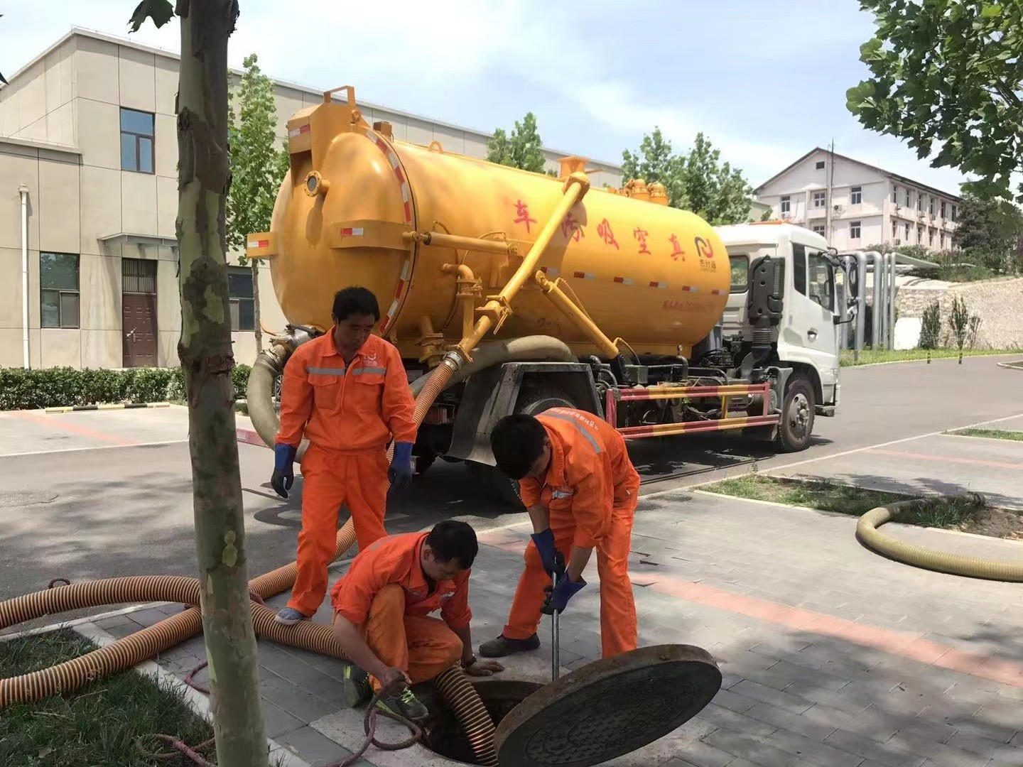 高阳管道疏通车停在窨井附近