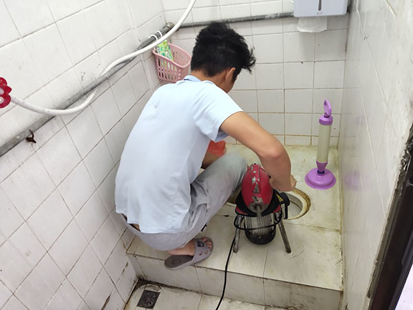 高阳肥皂掉到马桶里把马桶堵住了怎么办？马桶堵住了怎么办