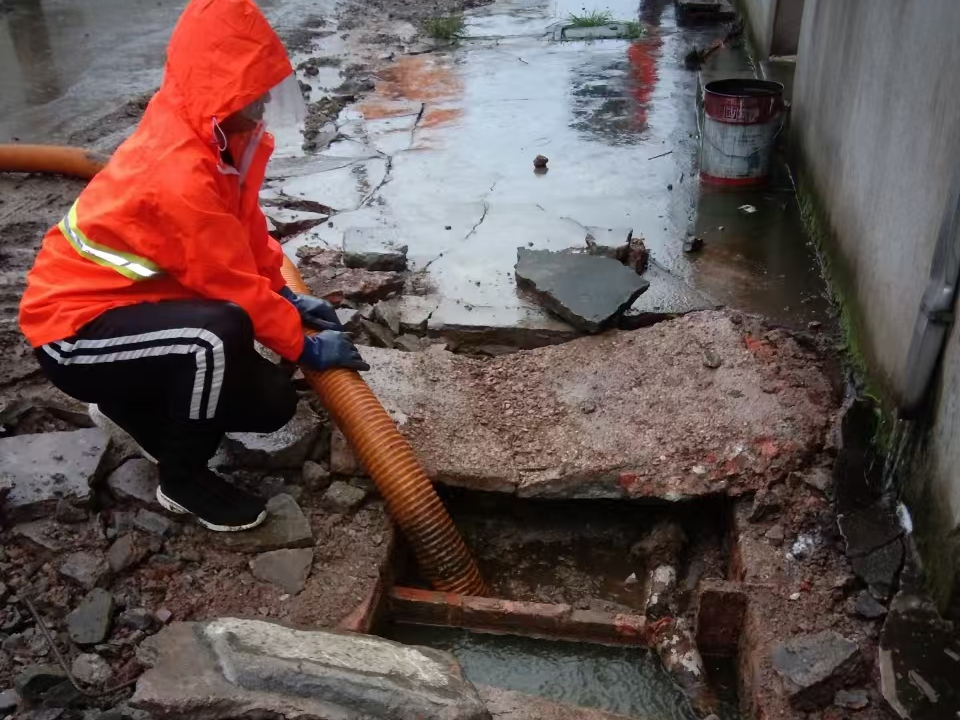 高阳专业清理污水池 炜誉市政以规范流程守护城市 “肠道”